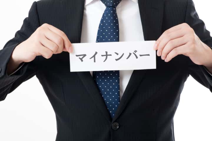 Hình ảnh một người đang cầm Thẻ My Number