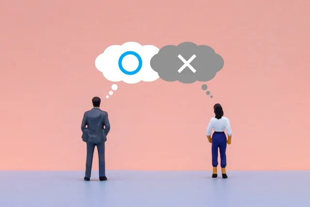 Người đàn ông và người phụ nữ có ý kiến khác nhau