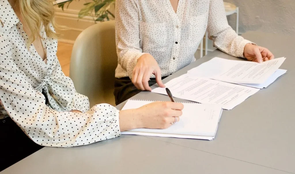 Một người phụ nữ đang tạo bản nháp ban đầu cho một kế hoạch