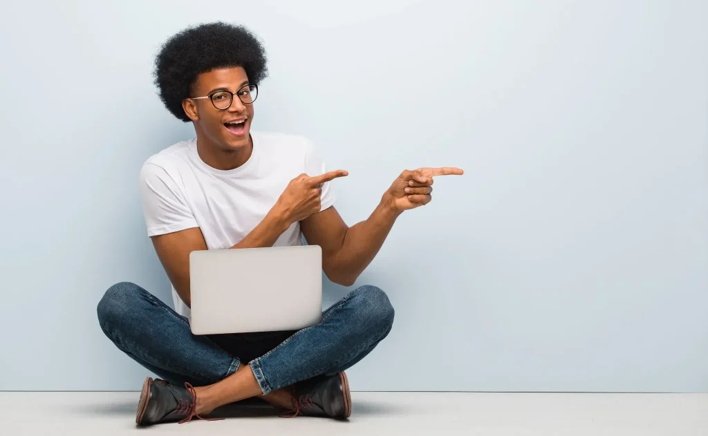 Một người đàn ông đang sử dụng máy tính