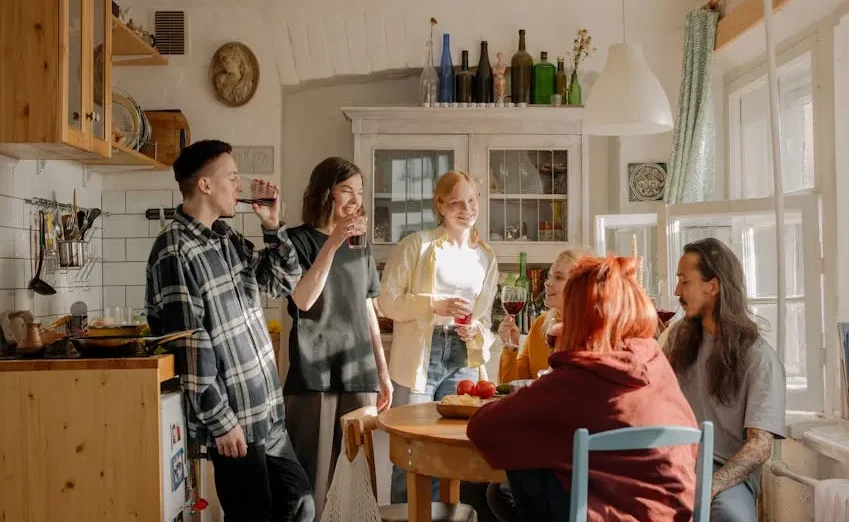 Một nhóm người đang trò chuyện trong Share House