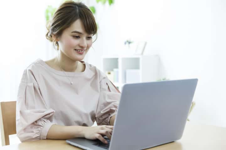 Một người đang tìm kiếm thông tin nhà cung cấp internet trên laptop.