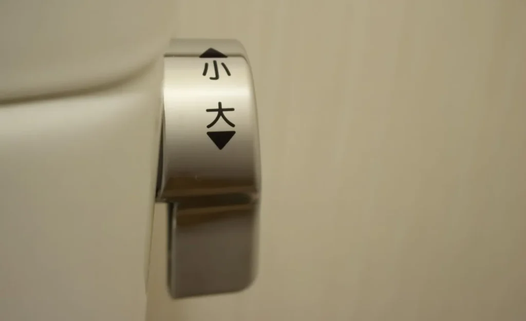 Một số loại cơ chế xả nước: cần gạt, nút bấm và cảm biến.