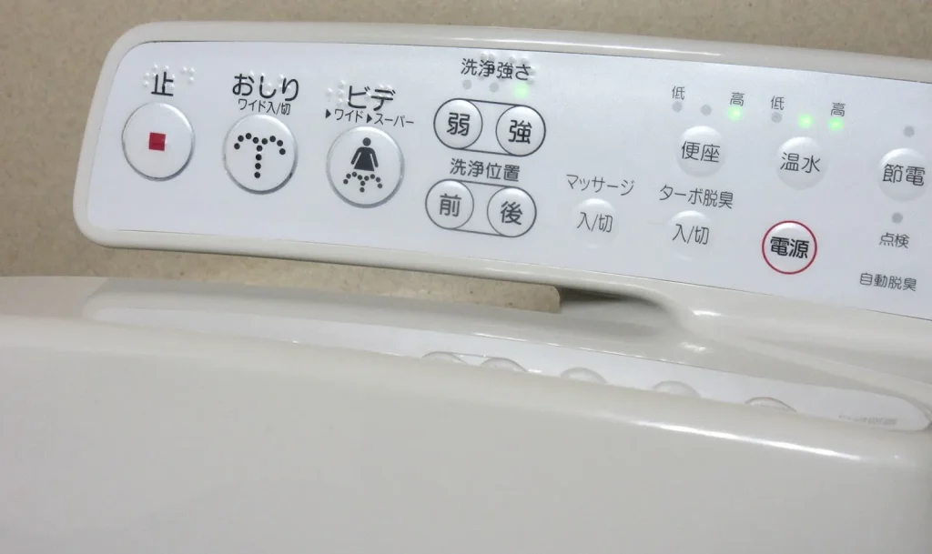 Bảng điều khiển Washlet với nhiều loại nút và chức năng.
