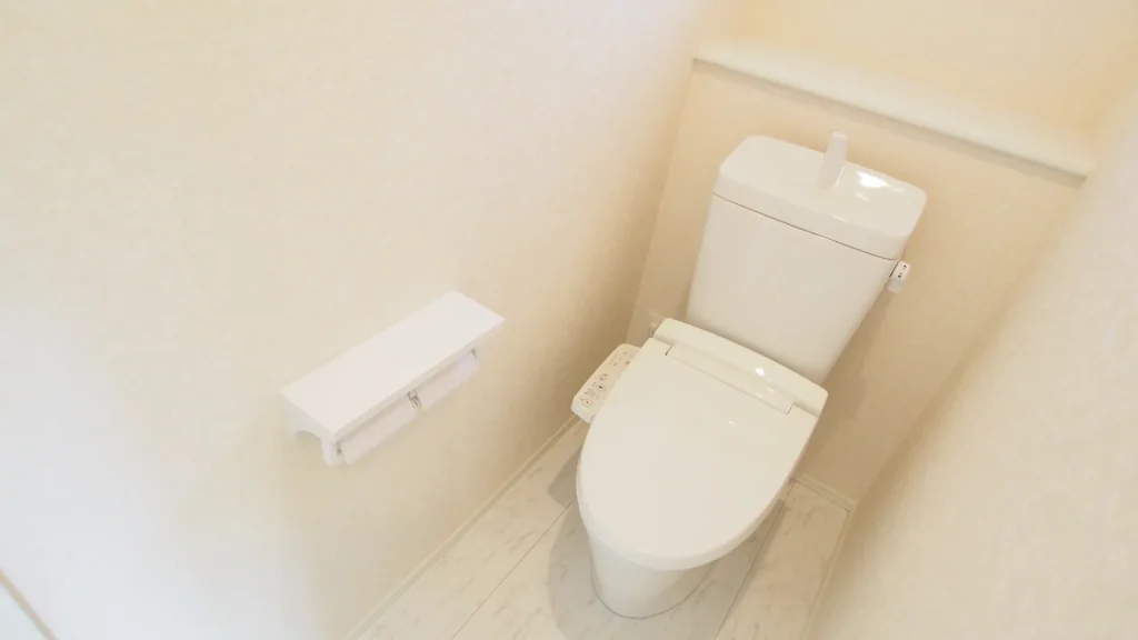 Mọi người đang xếp hàng chờ đợi trước một nhà vệ sinh công cộng sạch sẽ.
