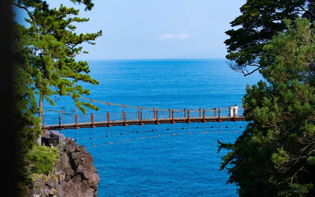 Một cây cầu treo trên bờ biển