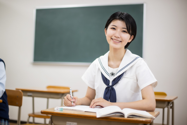 Học sinh đang dọn dẹp lớp học