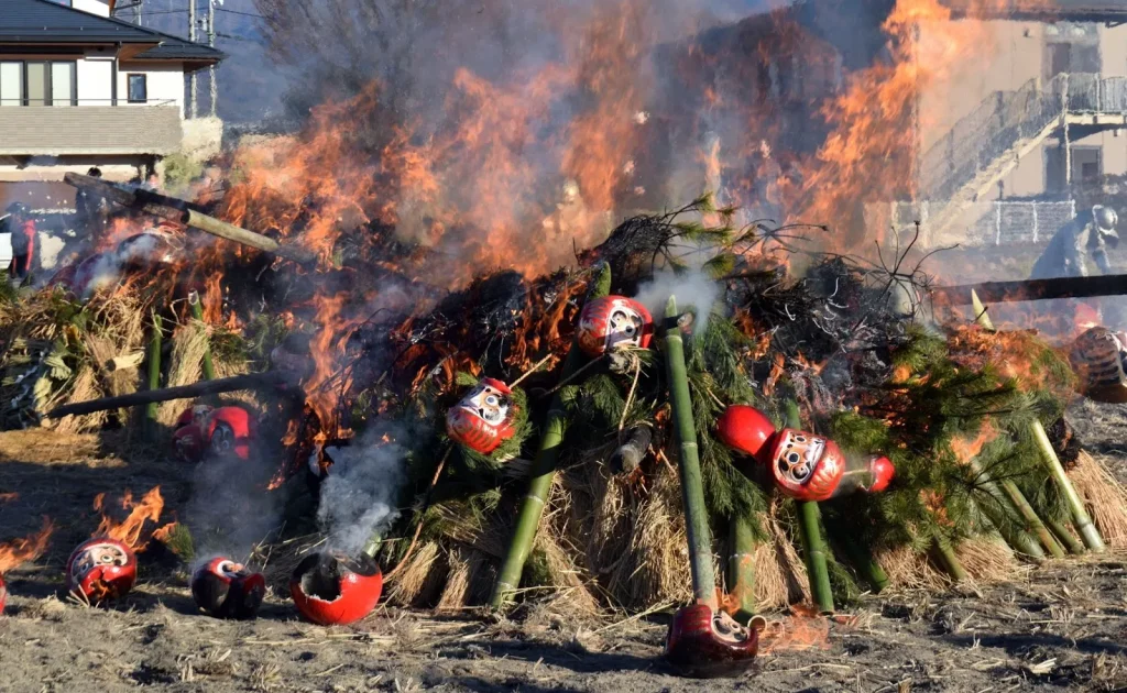 Hình ảnh một người đàn ông đang đốt Kadomatsu