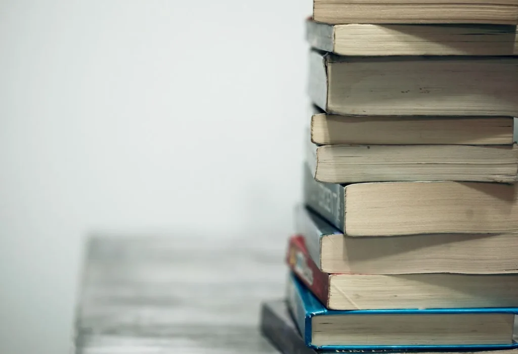 Một người phụ nữ đang suy nghĩ