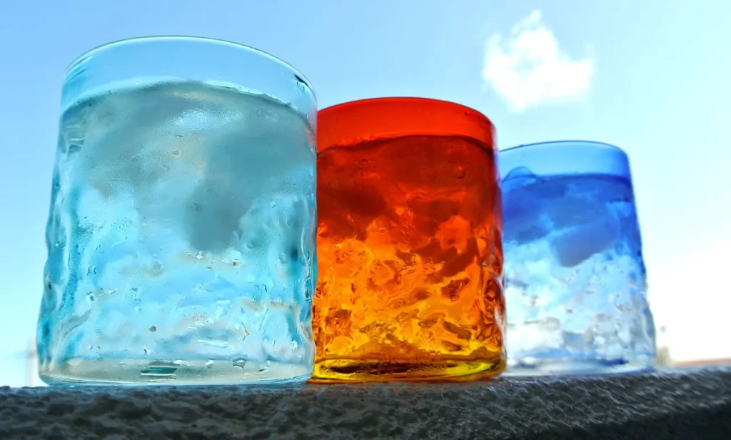 Một người phụ nữ đang thử Ryūkyū Glass