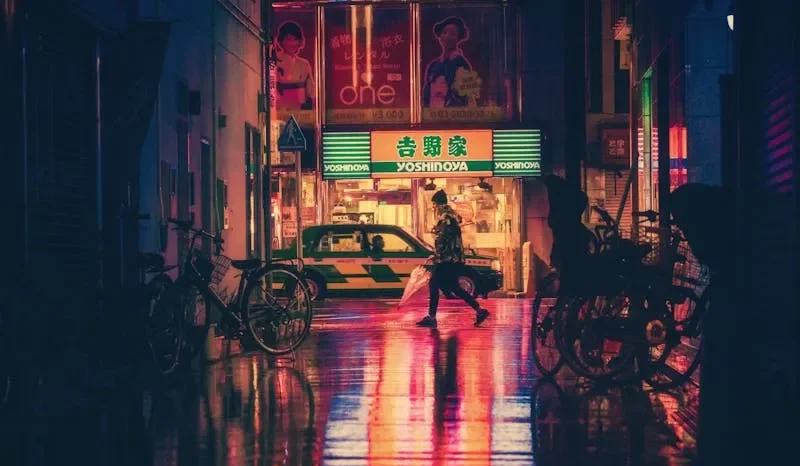 Một chiếc taxi đang chạy trên phố