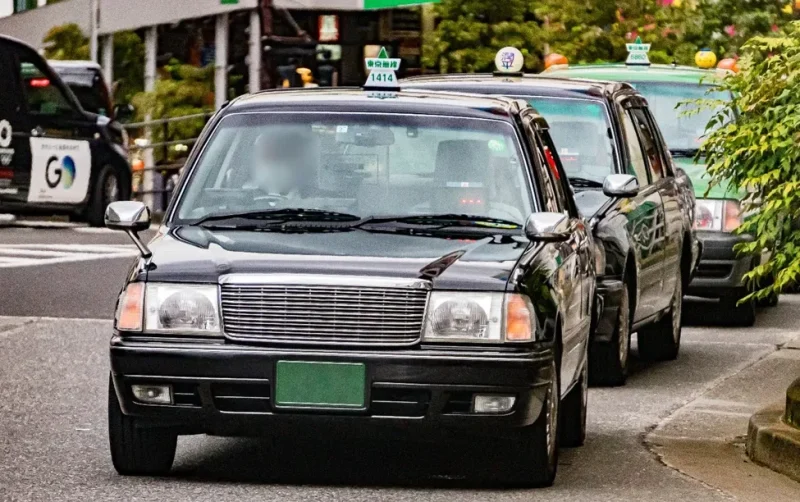 Hình ảnh một người đàn ông đang thanh toán tiền taxi