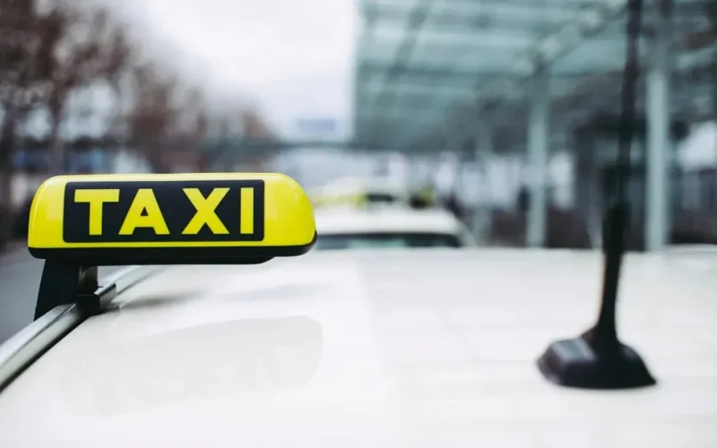 Một người đàn ông đang xem đồng hồ