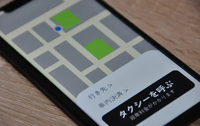 Một người đàn ông đang gọi taxi bằng điện thoại thông minh