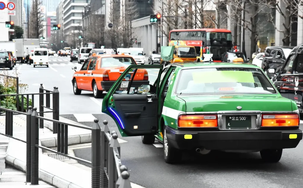 Một người đàn ông đang xem hồ sơ