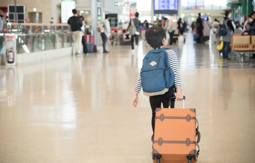 Hình ảnh một gia đình đang đi du lịch