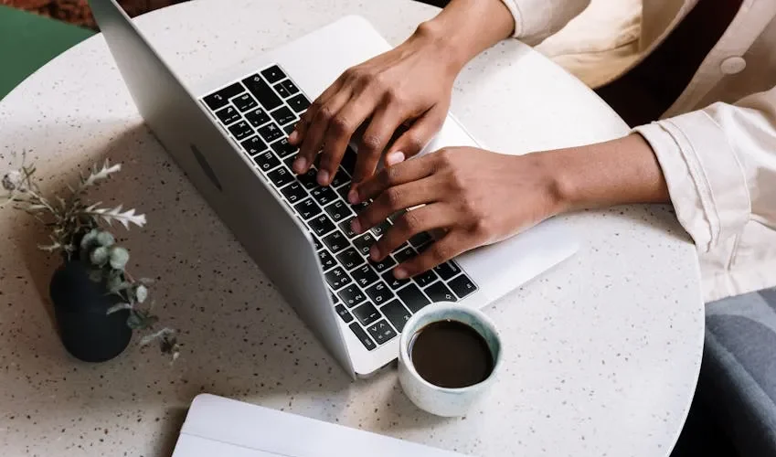 Một người đàn ông đang xem máy tính xách tay