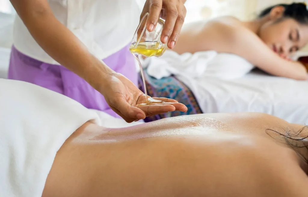 Một phụ nữ đang mát xa chân