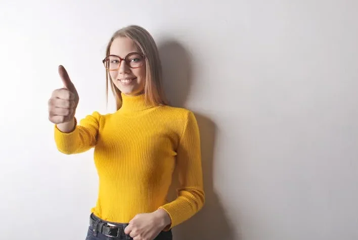 Hình ảnh một người đàn ông đang sử dụng máy tính xách tay