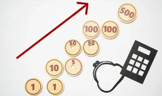 Hình ảnh một người đàn ông đang xem hồ sơ