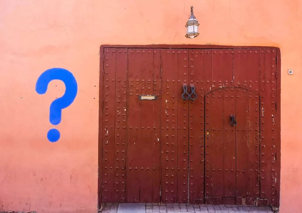 Một người đàn ông đang xem biểu đồ