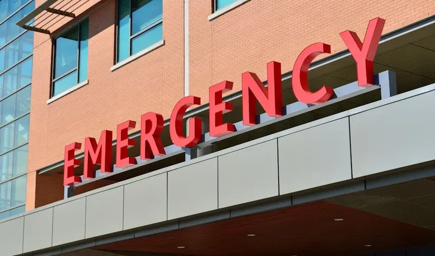 Một người đàn ông đang nói chuyện điện thoại