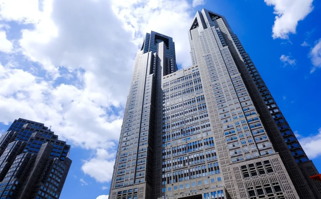 Một người đàn ông đang xem hồ sơ