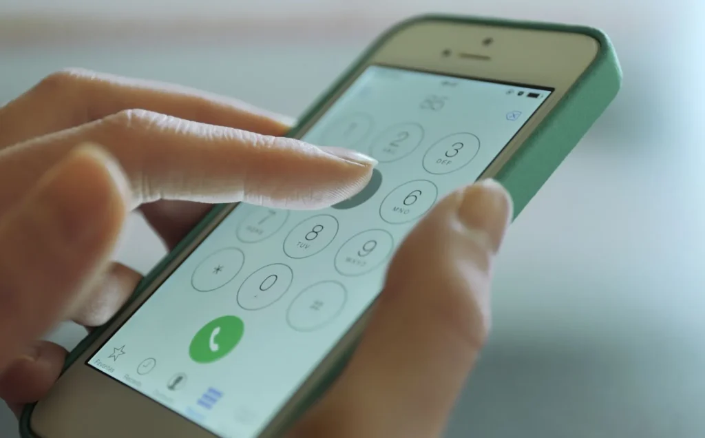 Hình ảnh một người phụ nữ đang xem điện thoại thông minh