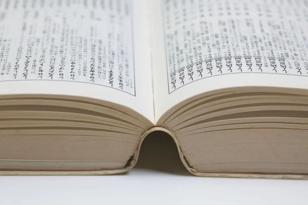 Một người đàn ông đang nói chuyện điện thoại