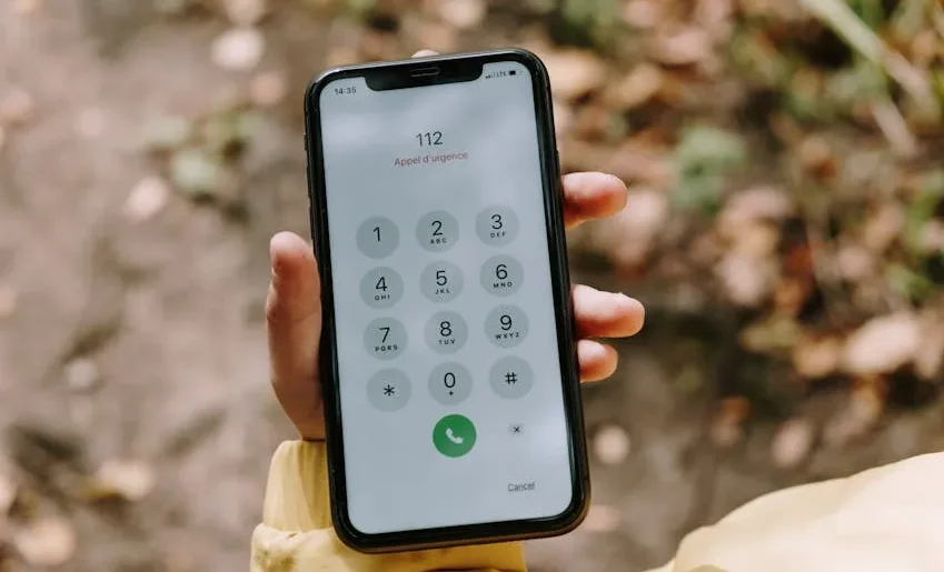 Một người đàn ông đang xem đồng hồ