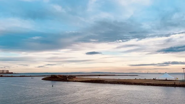 Một người đàn ông đang chơi golf