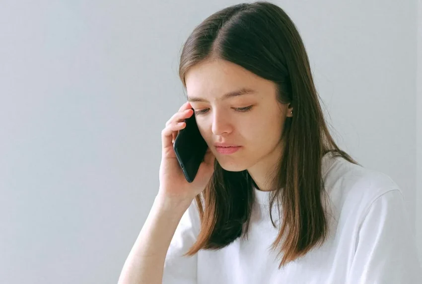 Một người đàn ông đang nói chuyện điện thoại