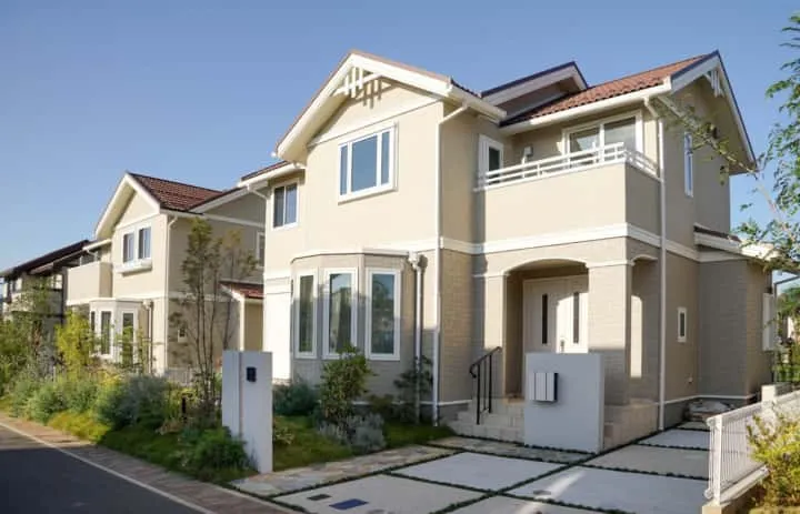 Hình ảnh một người phụ nữ cởi giày ở Genkan