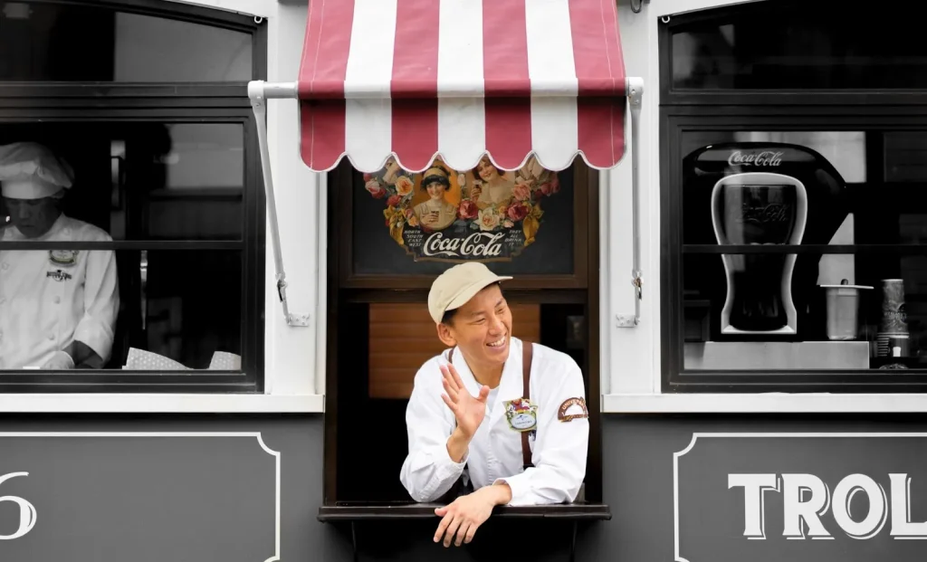 Một người đàn ông đang cúi chào