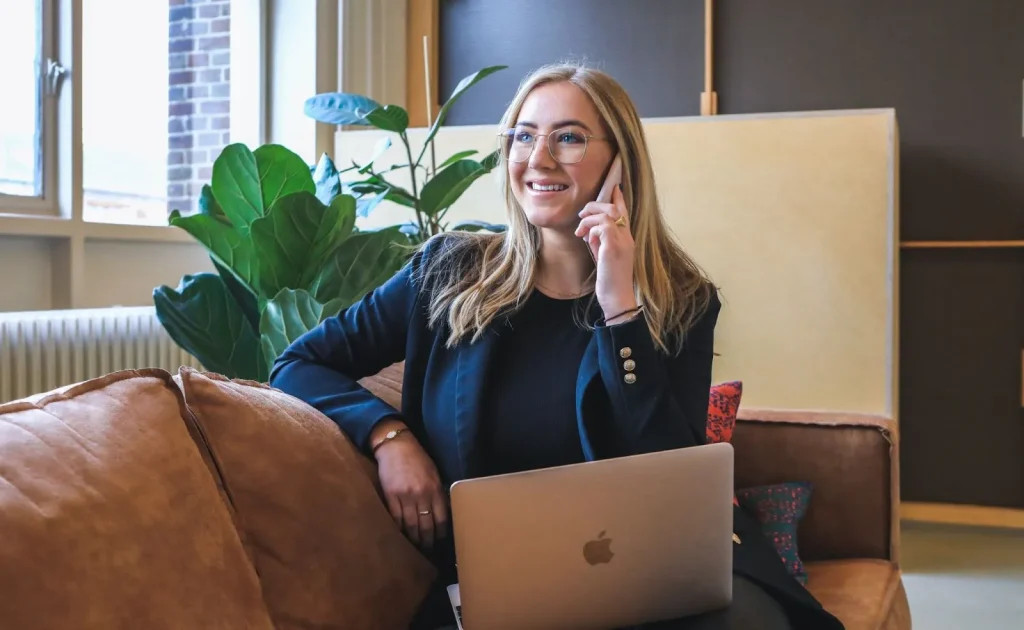 Một người đàn ông đang xem hồ sơ