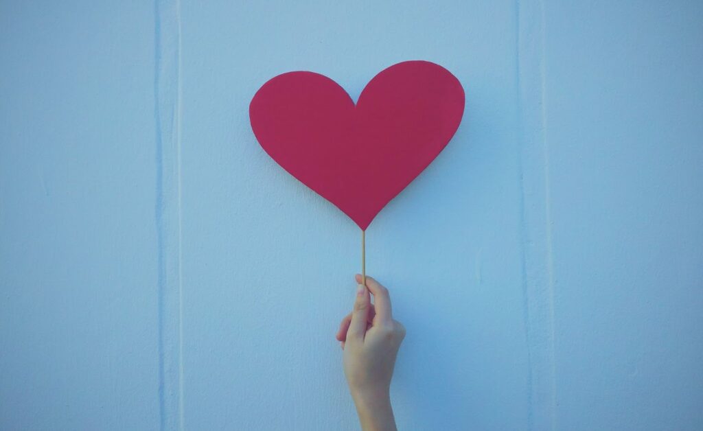 Một người đàn ông đang xem hồ sơ