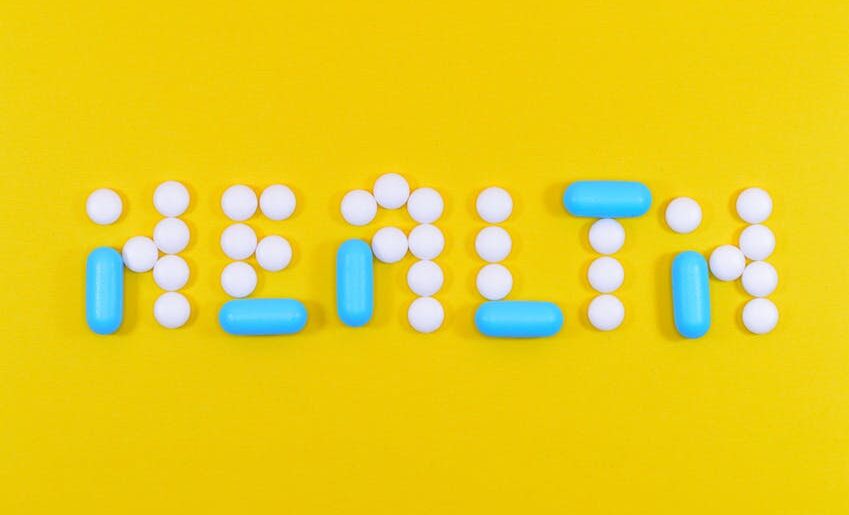 Một người đàn ông đang xem đồng hồ