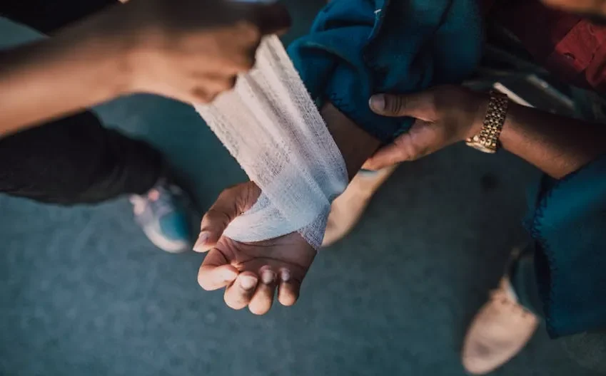 Một y tá đang chăm sóc bệnh nhân