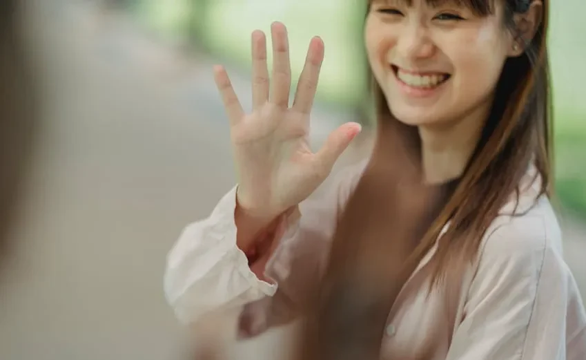 Một người đàn ông đang xem đồng hồ