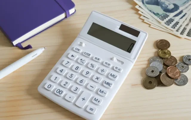 Hình ảnh một người đàn ông đang xem giá