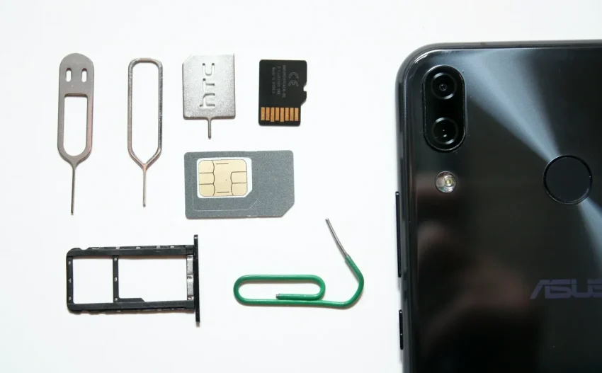 Một người đàn ông đang xem điện thoại thông minh