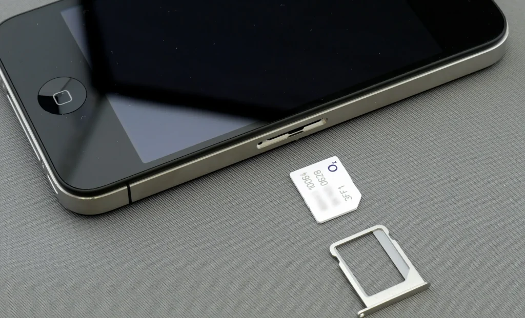 Một người đàn ông đang xem điện thoại thông minh