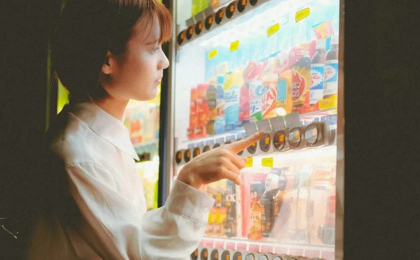 Một máy bán hàng tự động bán đồ uống