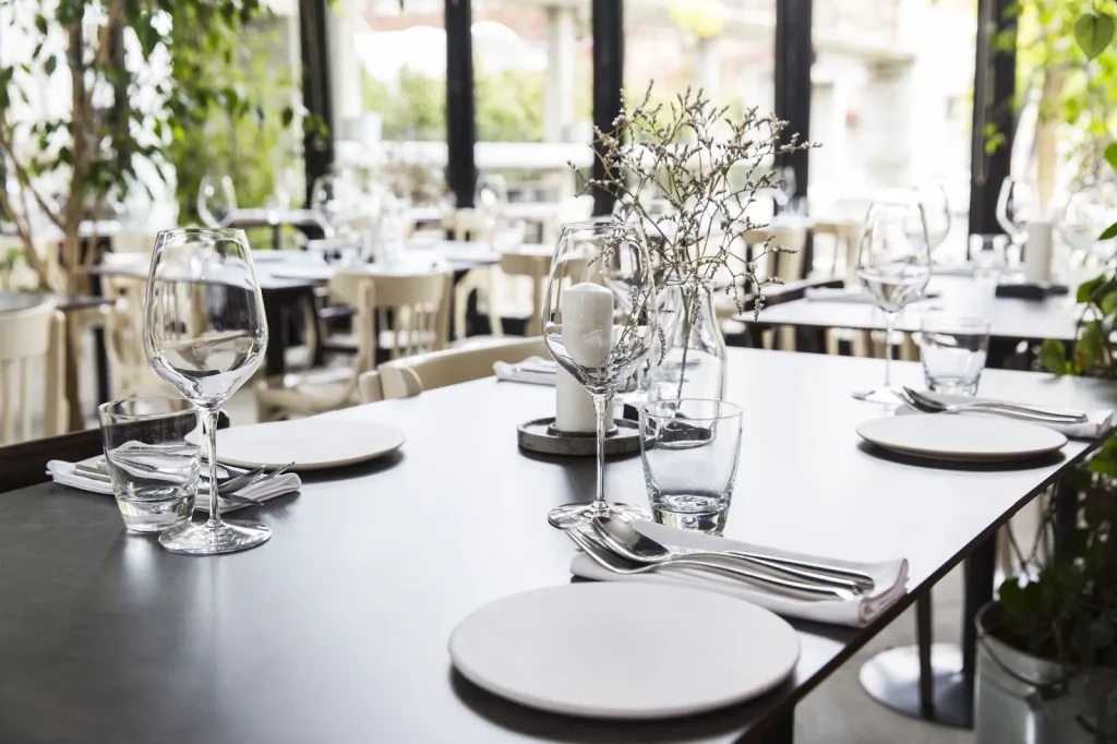 Một người đàn ông đang nói chuyện điện thoại