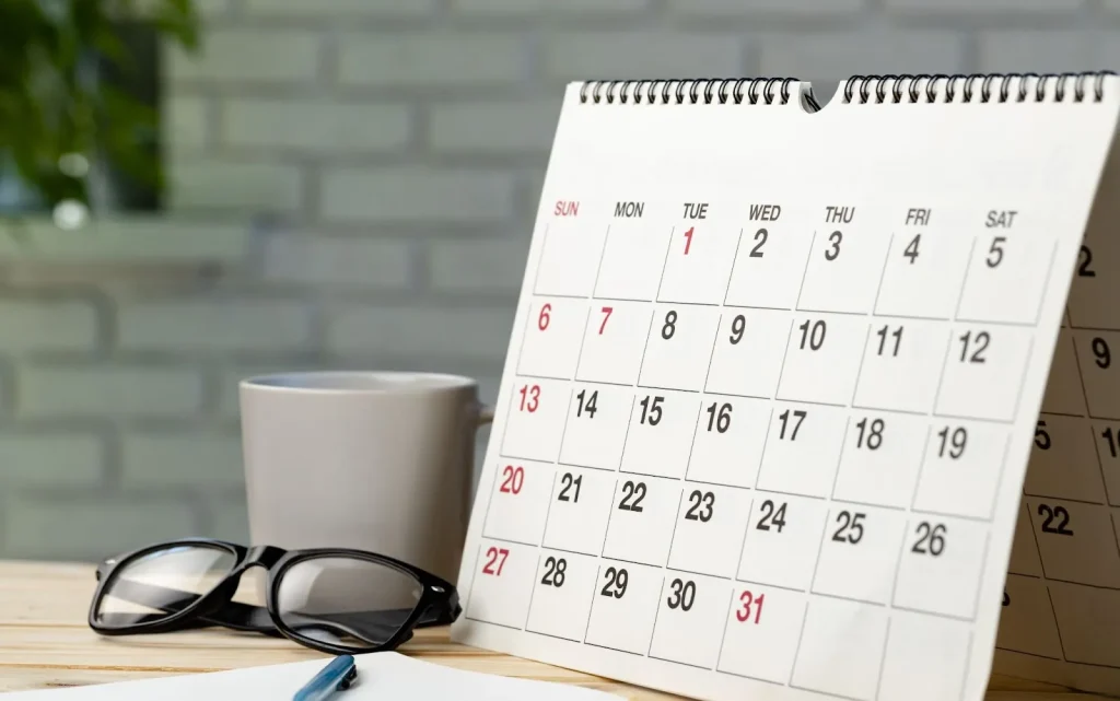 Một người đàn ông đang xem lịch