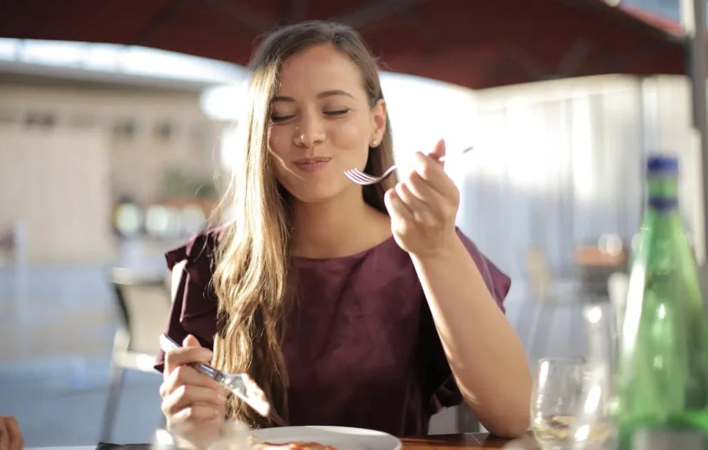 Hình ảnh một người đàn ông đang ăn cơm