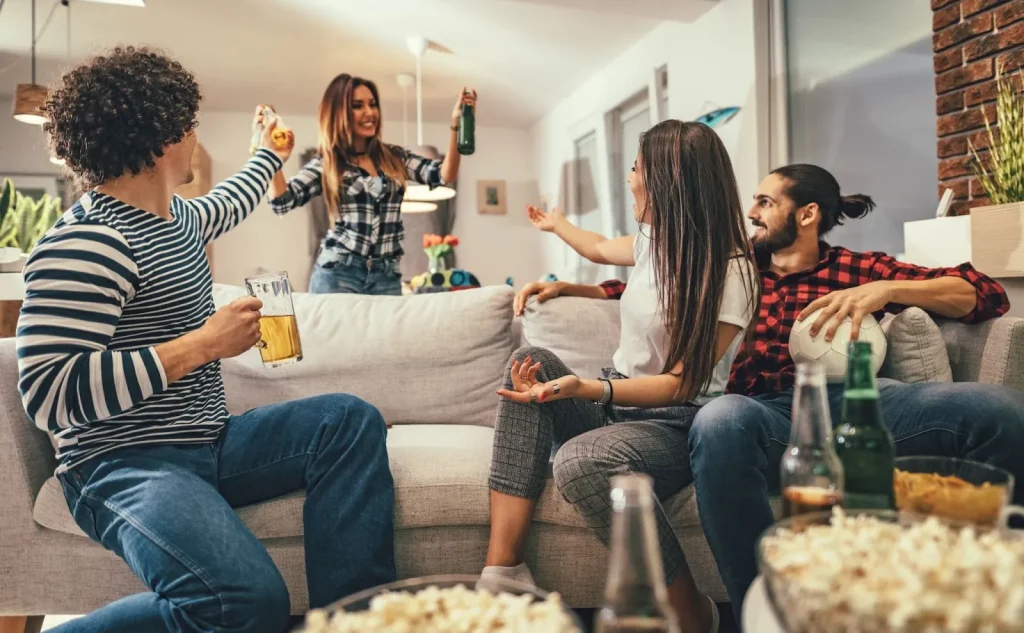 Một nhóm người đang nói chuyện trong Share House