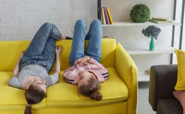 Một nhóm người đang ăn uống