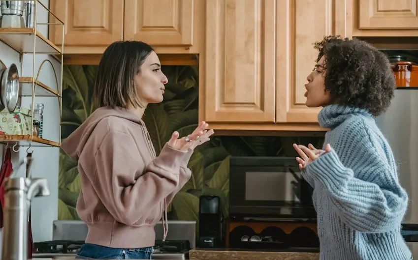 Một người đàn ông đang xem máy tính xách tay