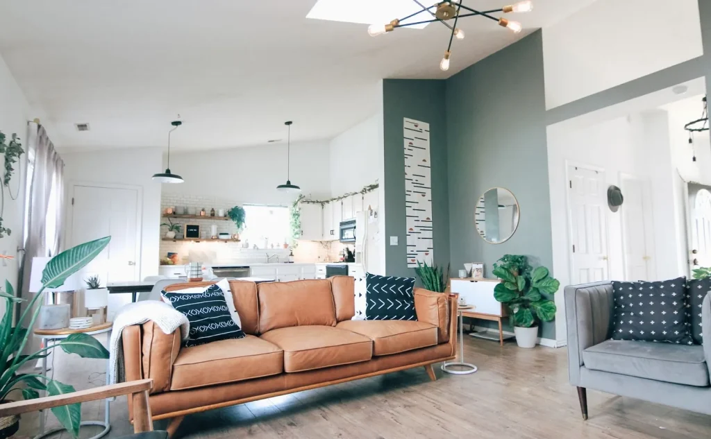 Một người đàn ông và một người phụ nữ đang nói chuyện